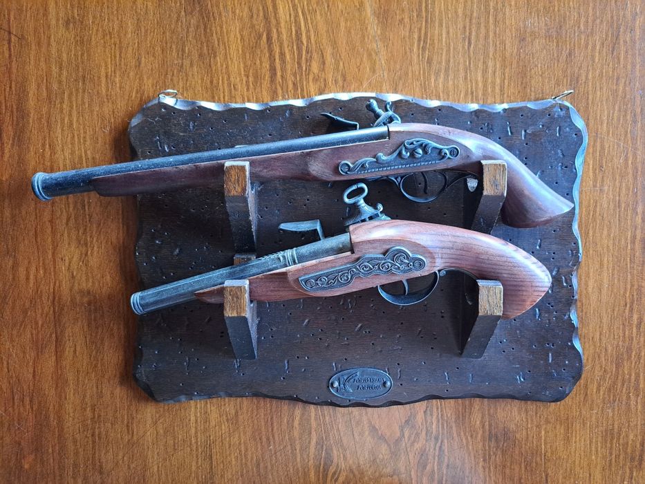 Peça decorativa de madeira e metal