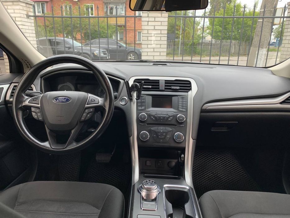 Автомобіль Ford Fusion SE