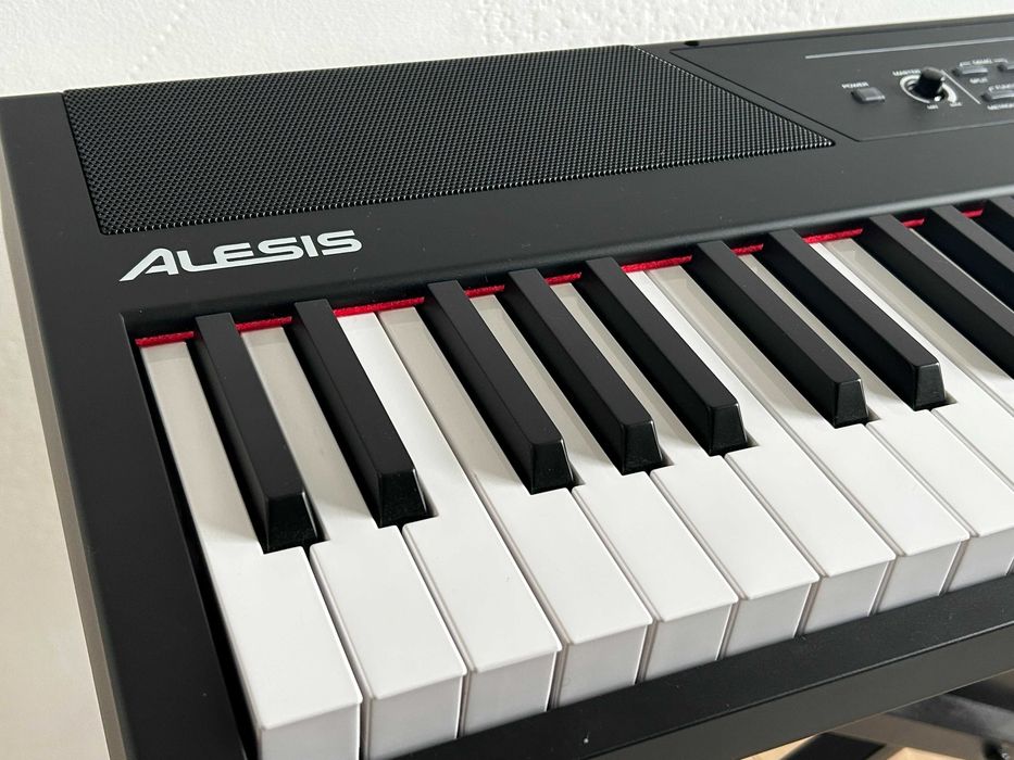 Alesis Recital 61 – kompaktowe pianino cyfrowe ze stojakiem