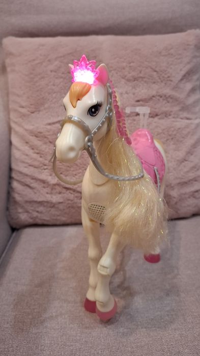 Zestaw lalek BARBIE z grającem koniem