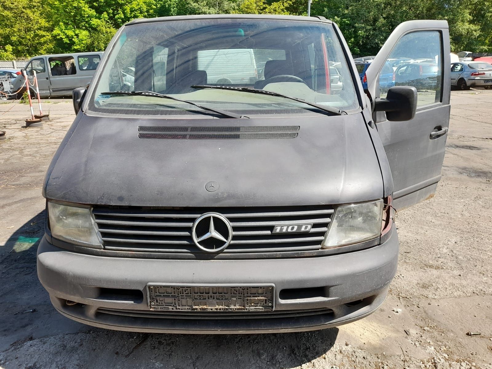 Mercedes Vito 1998r. 2,3 diesel maska przòd 255/24