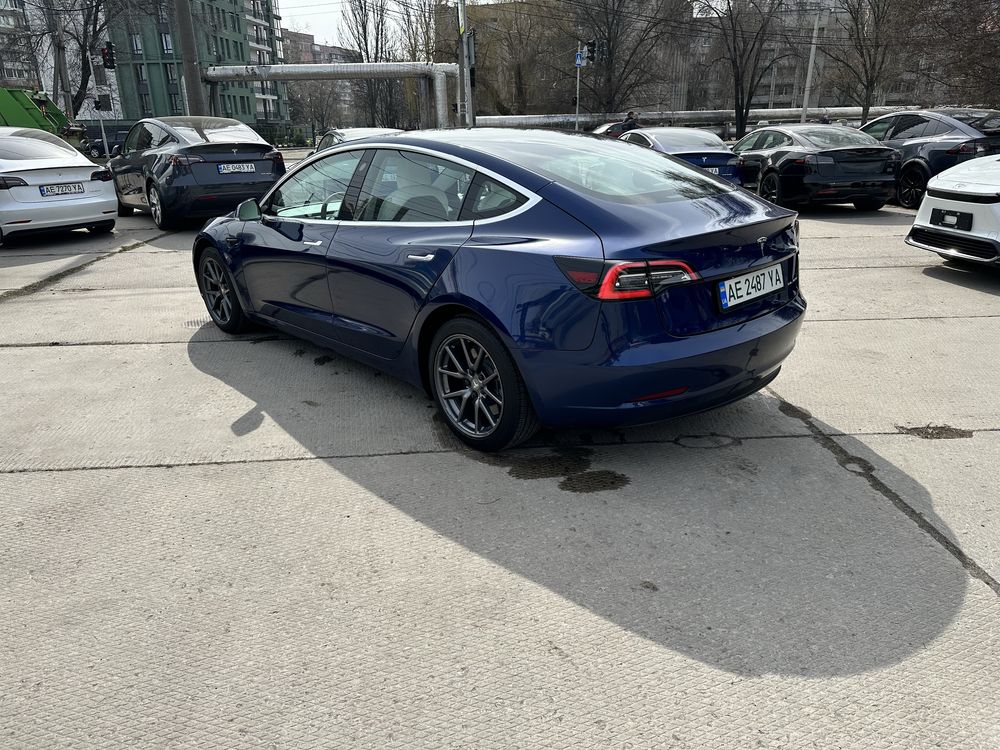 Продам tesla model 3