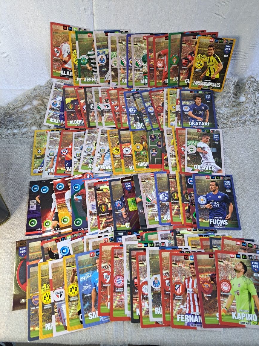 94 karty piłkarskie z pudełkiem 9