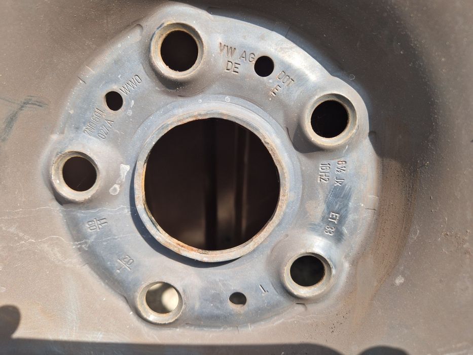 Sprzedam opony zimowe 215/65/16 z felgami 5X112  ET 33 i kołpakami VW
