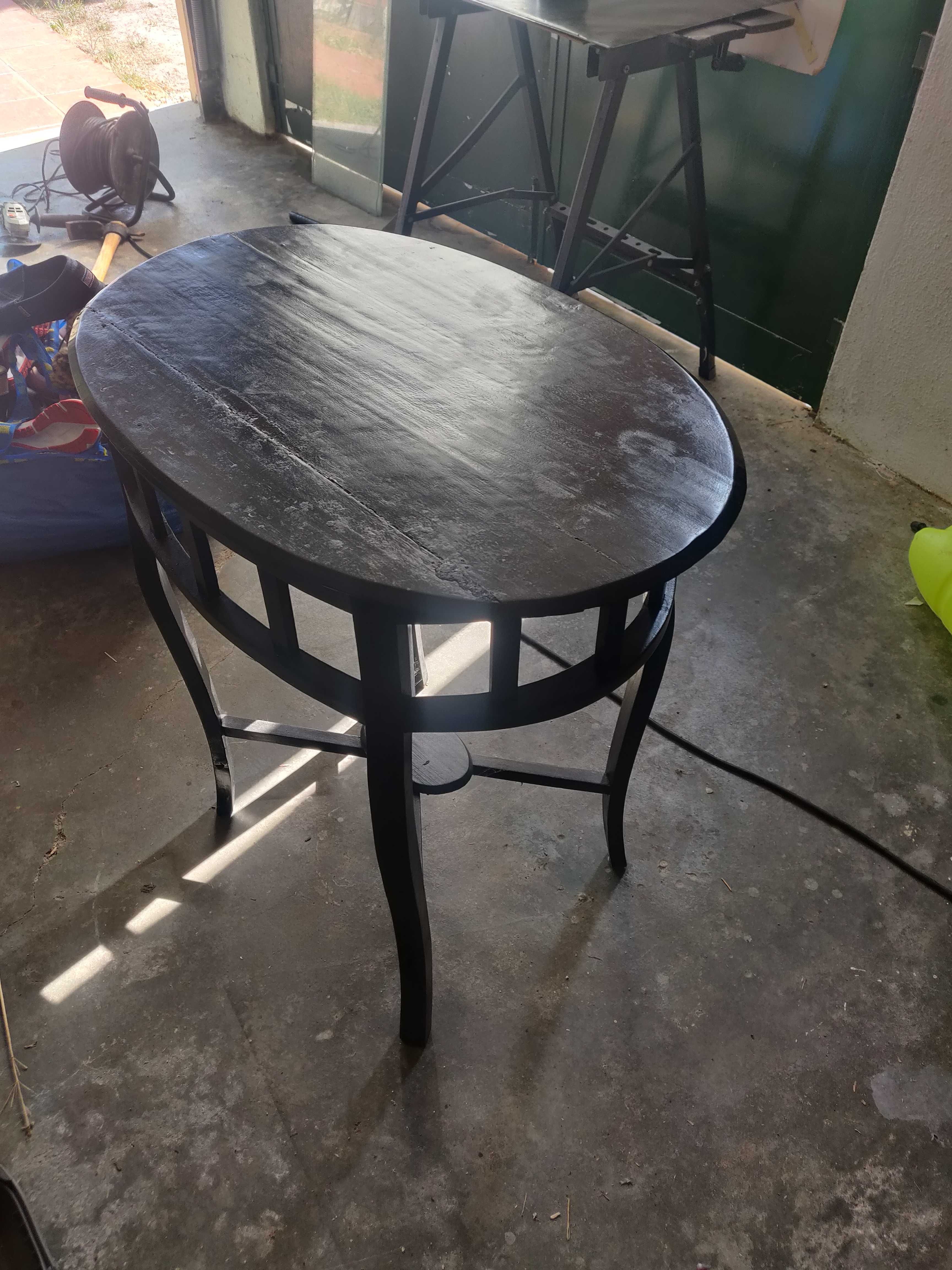 Mesa em madeira preta