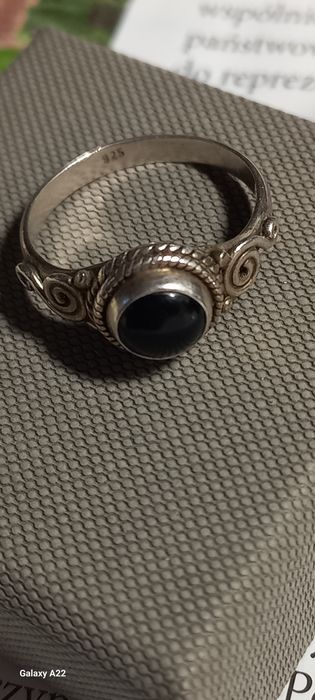 Damski pierścionek srebrny z onyxem.