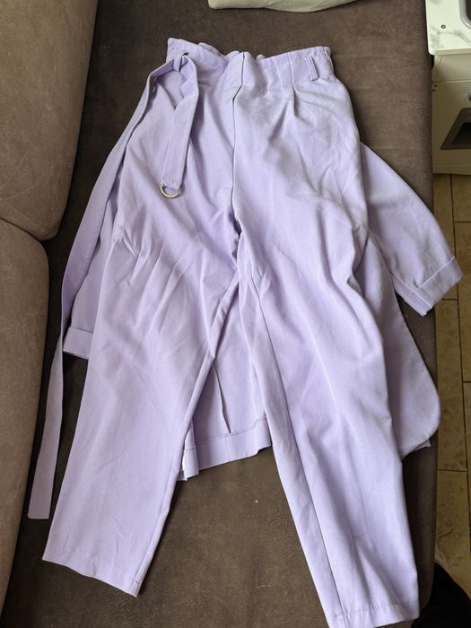 Лавандовий брючний костюм