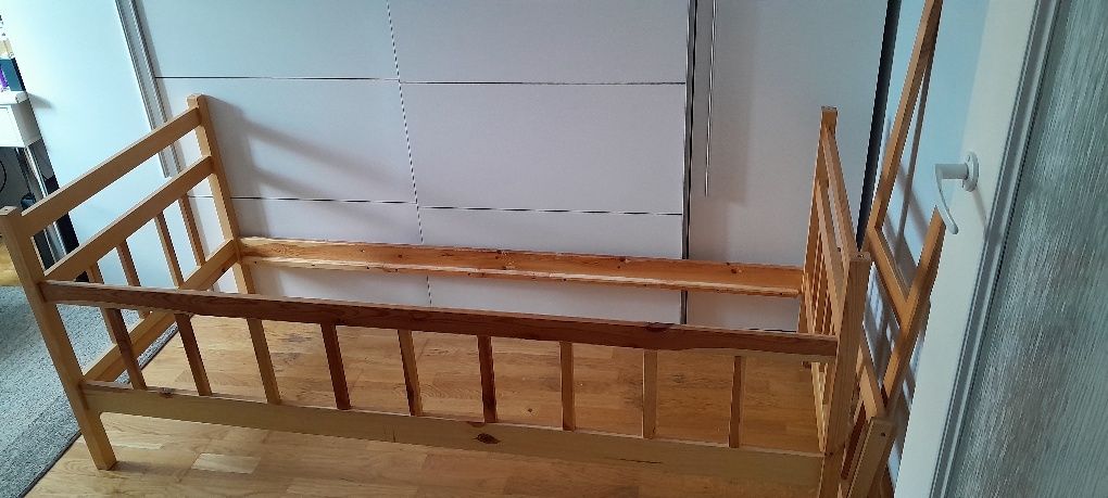 Łóżko pietrowe z szufladami.
