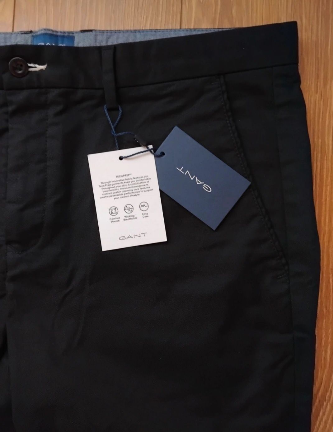 - 50% GANT Chinosy 34/30 "Tech Prep".
r. 34/3