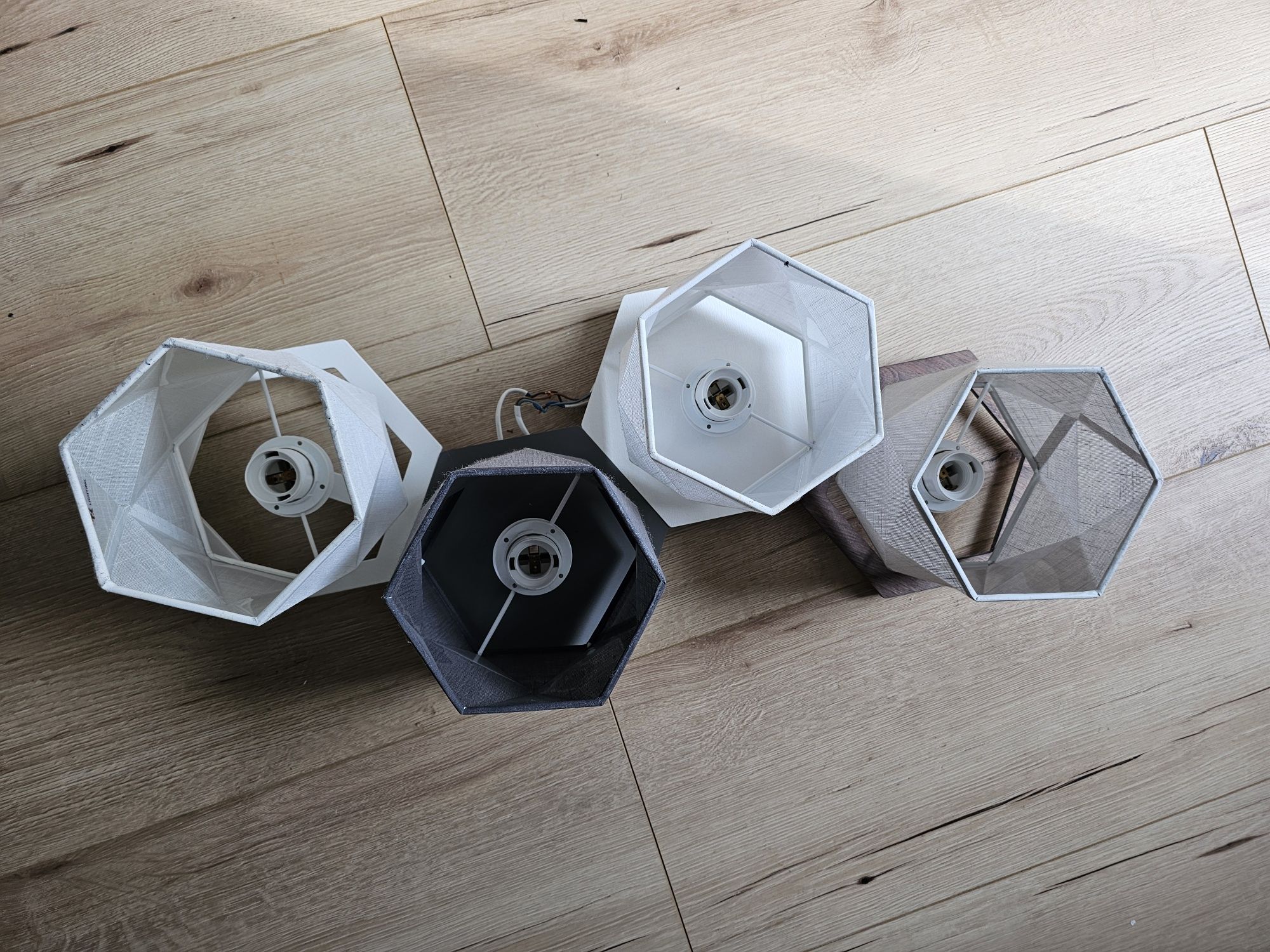 Nowoczesna lampa sufitowa, żyrandol,  z geometrycznymi kloszami – 4-pu