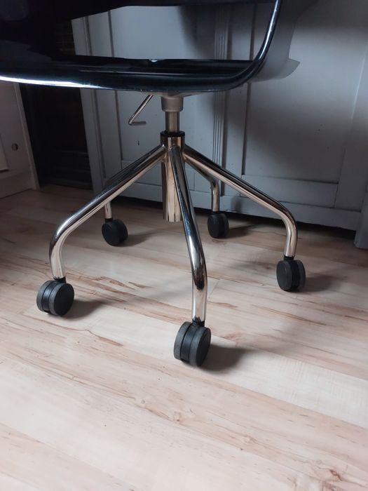 krzesło marki Arrmet model B32 włoskie super design biurowe obrotowe