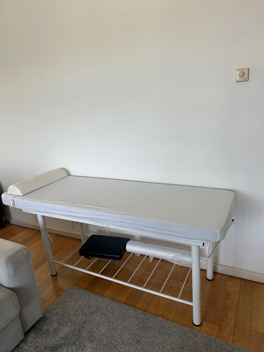 Marquesa fixa Quirumed – estrutura branca e estofado preto