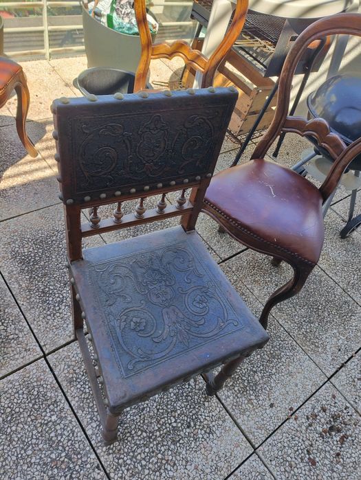 Cadeira em couro decorado e madeira