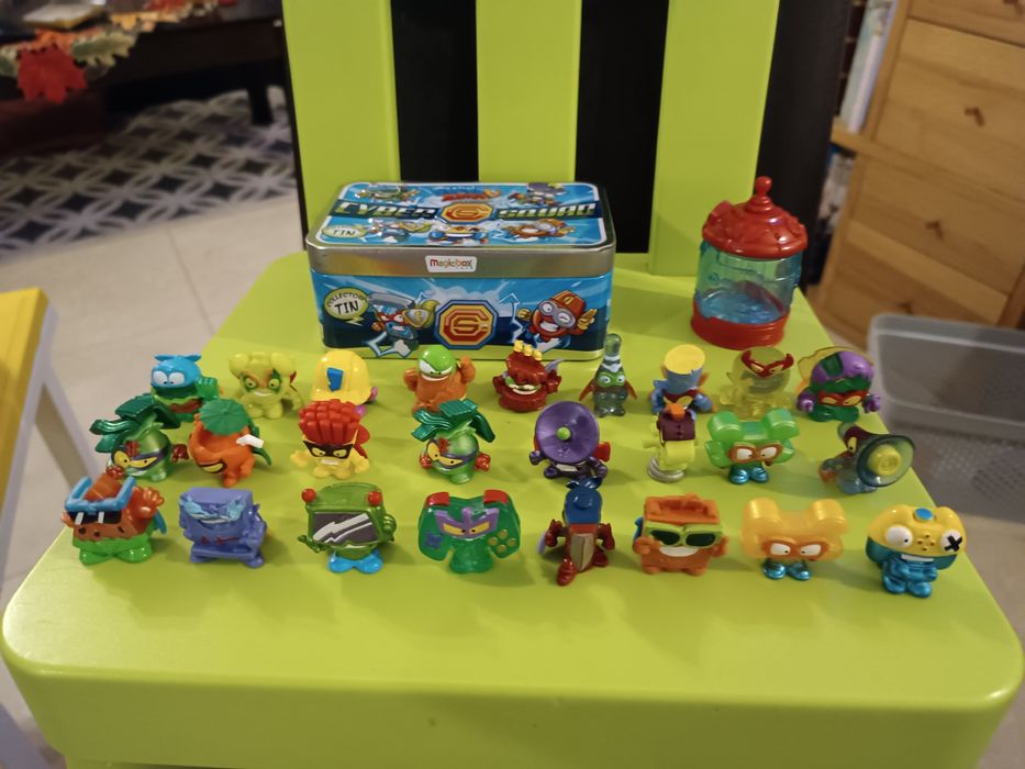 Zestaw zingsow z metalowym pudełkiem.