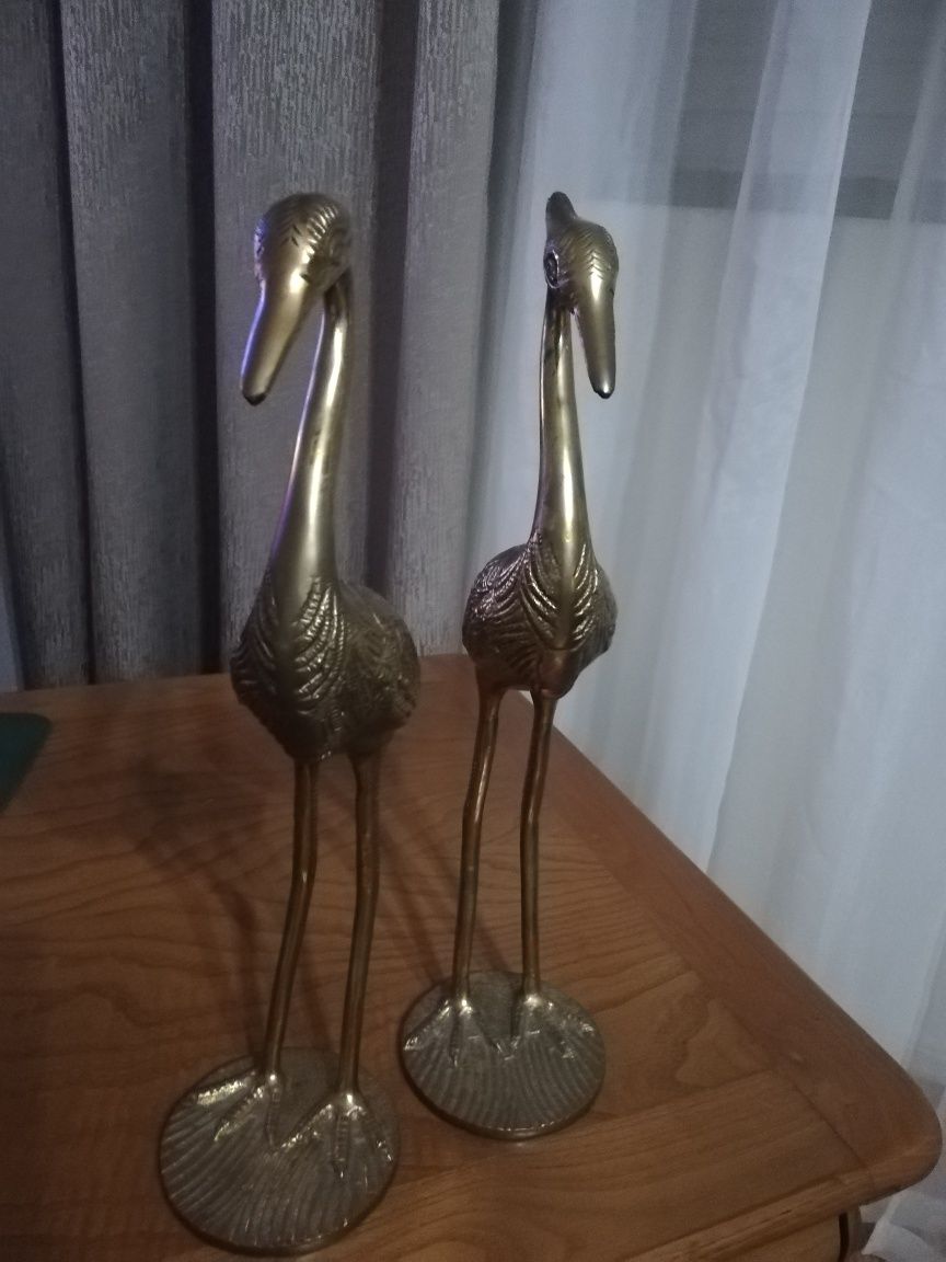 Cisnes em ferro amarelo