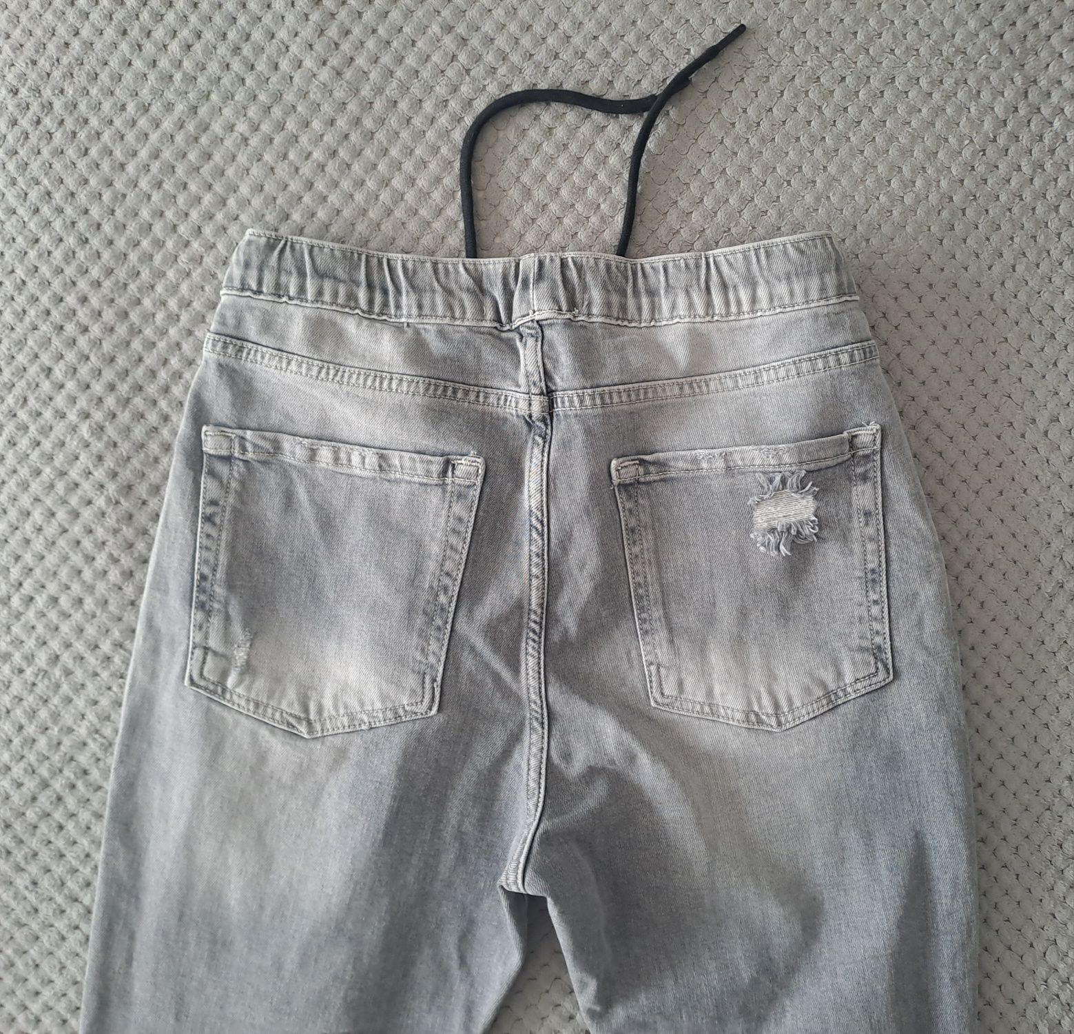 Spodnie jeans męskie chłopięce Denim Bershka S/29 z dziurami