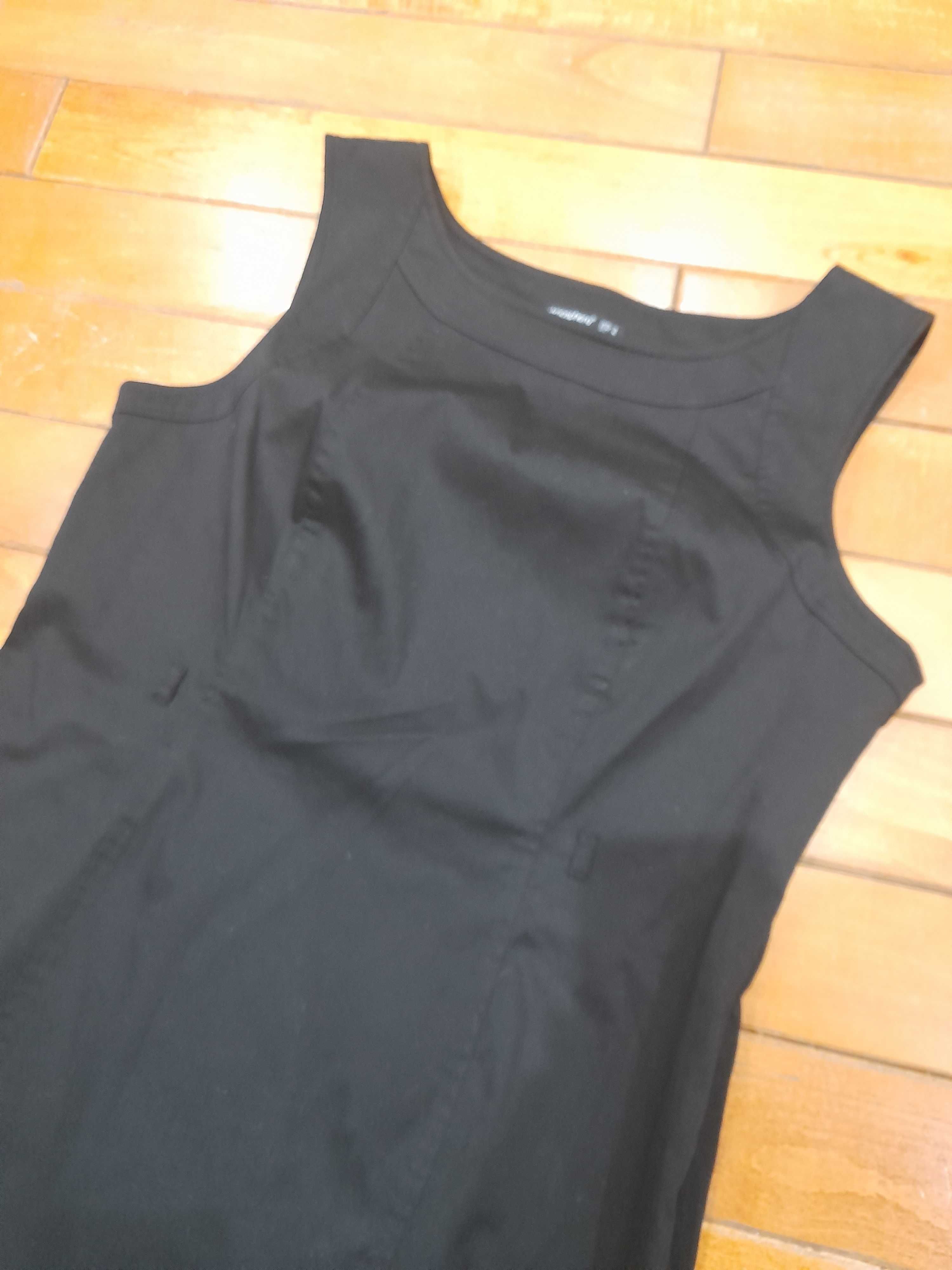 Krótka czarna sukienka na szerokich ramiączkach