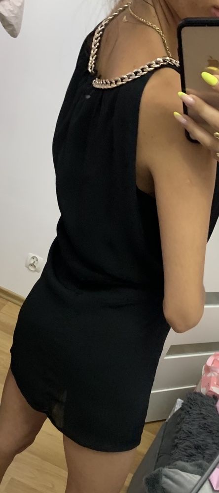 Czarna sukienka ze zlotym lancuszkirm