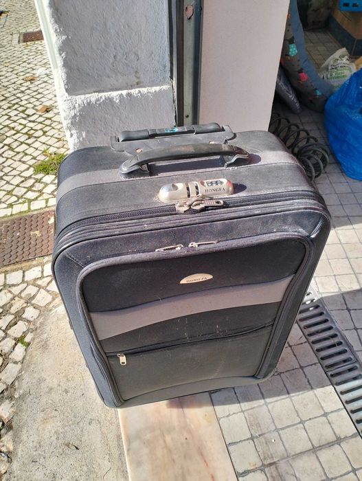 Mala Trolley com bússola e código em muito bom estado