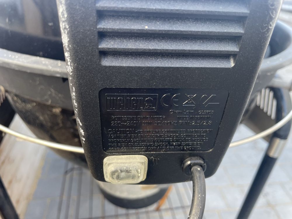 Grill weglowy Weber z gazowym rozpalaniem rożen do kurczaka