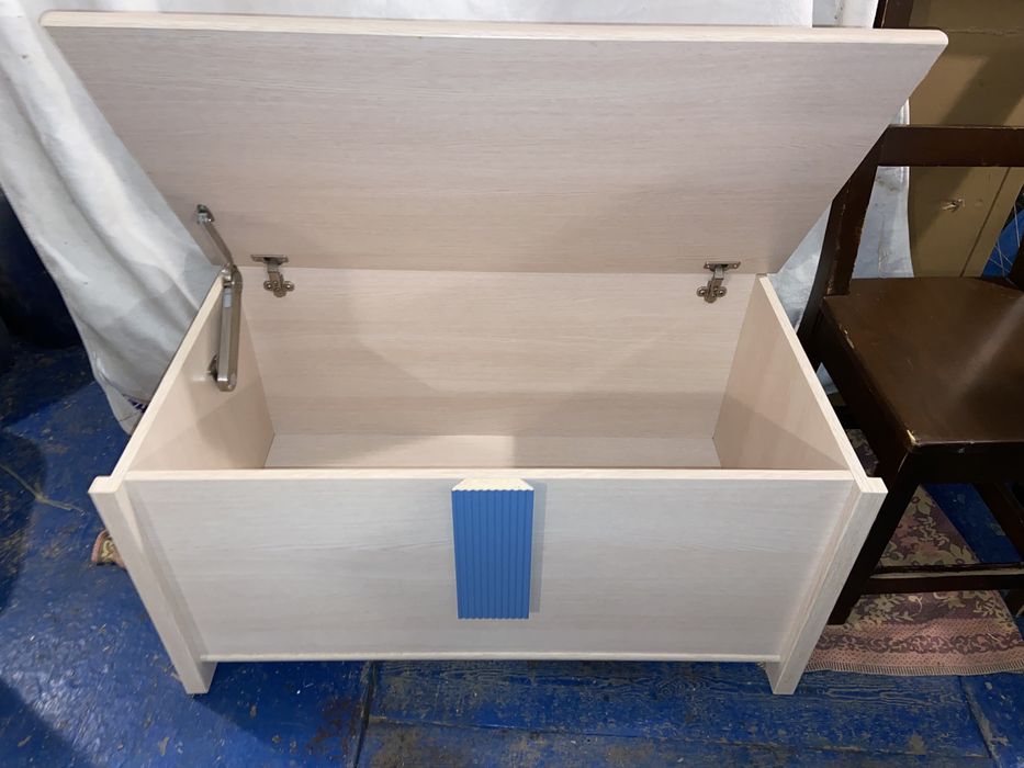 Деревʼяний комод з місцем у середині