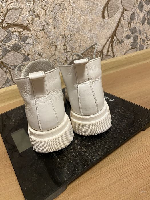 Продам ботинки лоферы белые