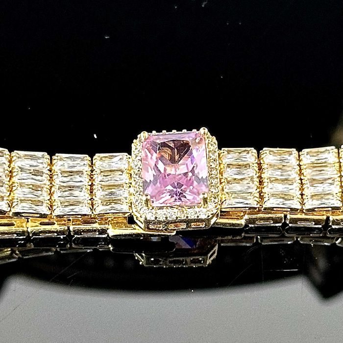 Bransoletka z Cyrkoniami i różowym Topazem, pochodzi z Londynu