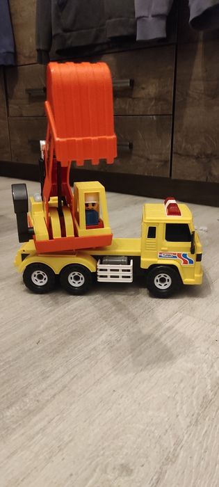 Samochód z koparką