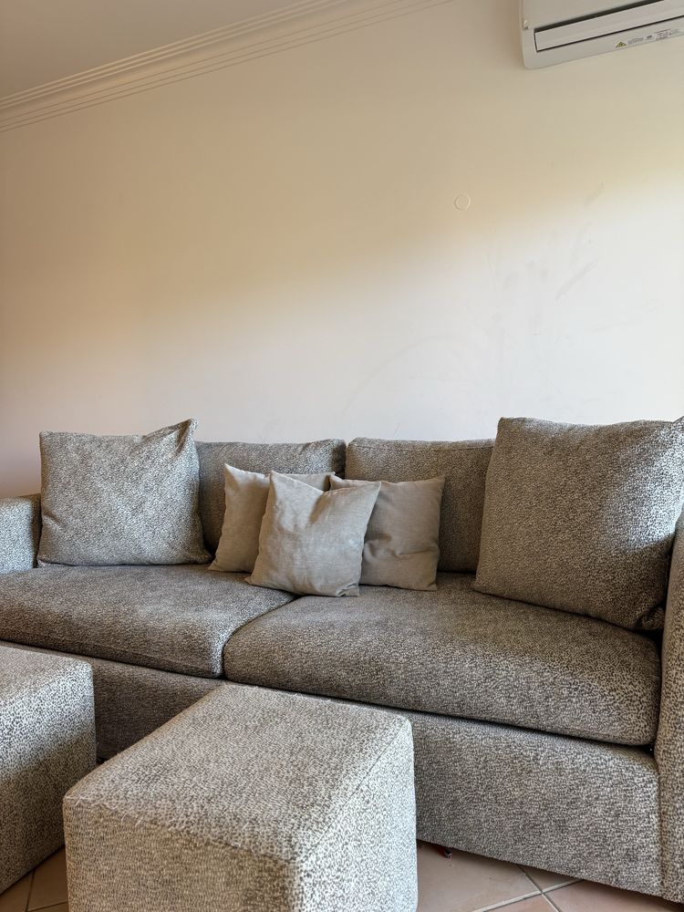 Sofa com 2 pufes e almofadas