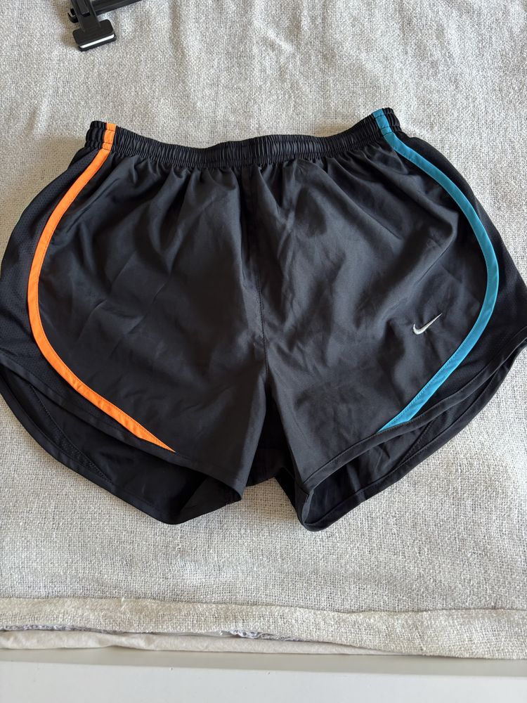 Czarne sportowe spodenki nike uniwersalne w bardxo dobrym stanie