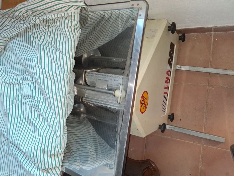 Para venda prensa duas vasilhas inox de 300 e 200 litros e o esmagador