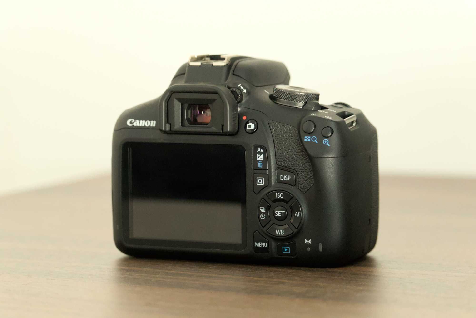 Kit Câmara Fotográfica Canon EOS 2000D + Lente 18-55mm