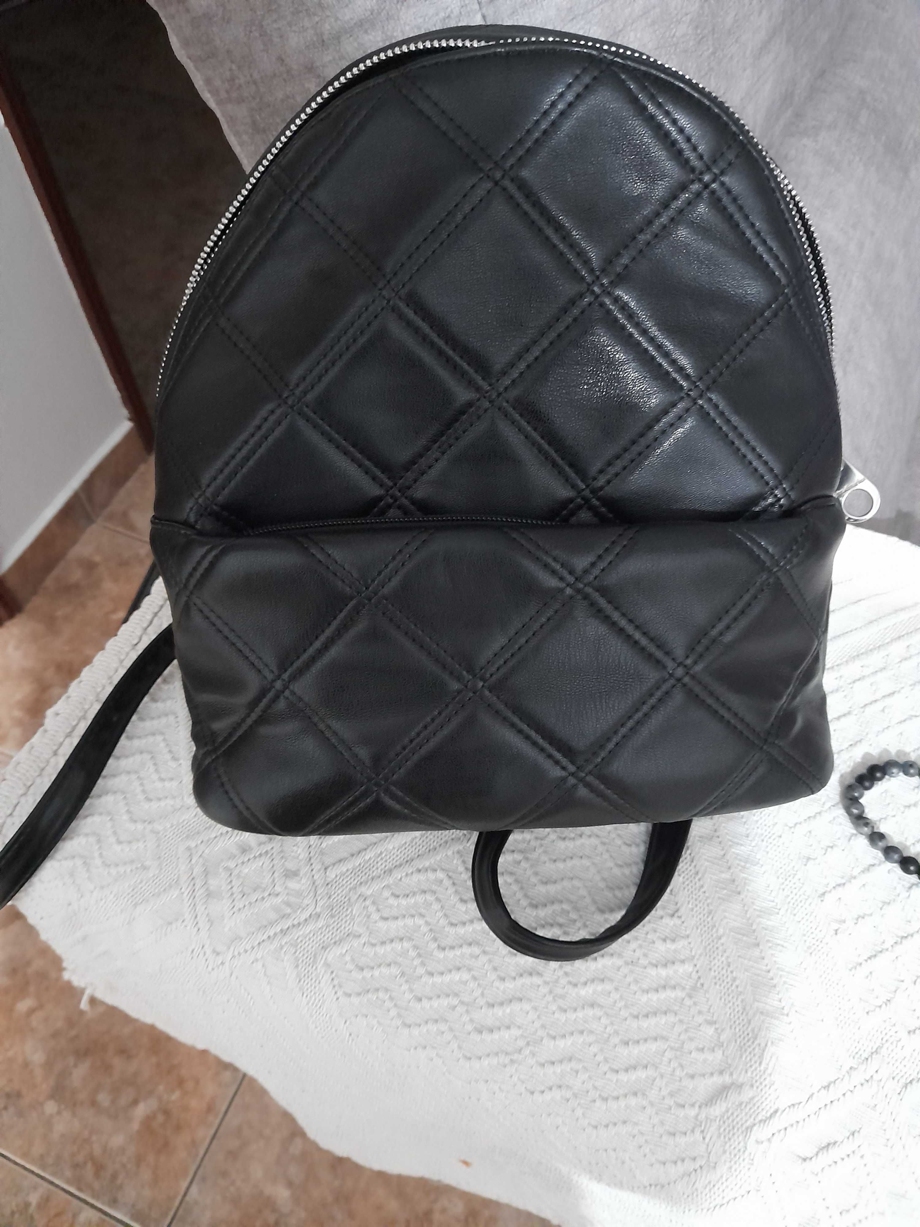 Mochila Preta Stradivarius