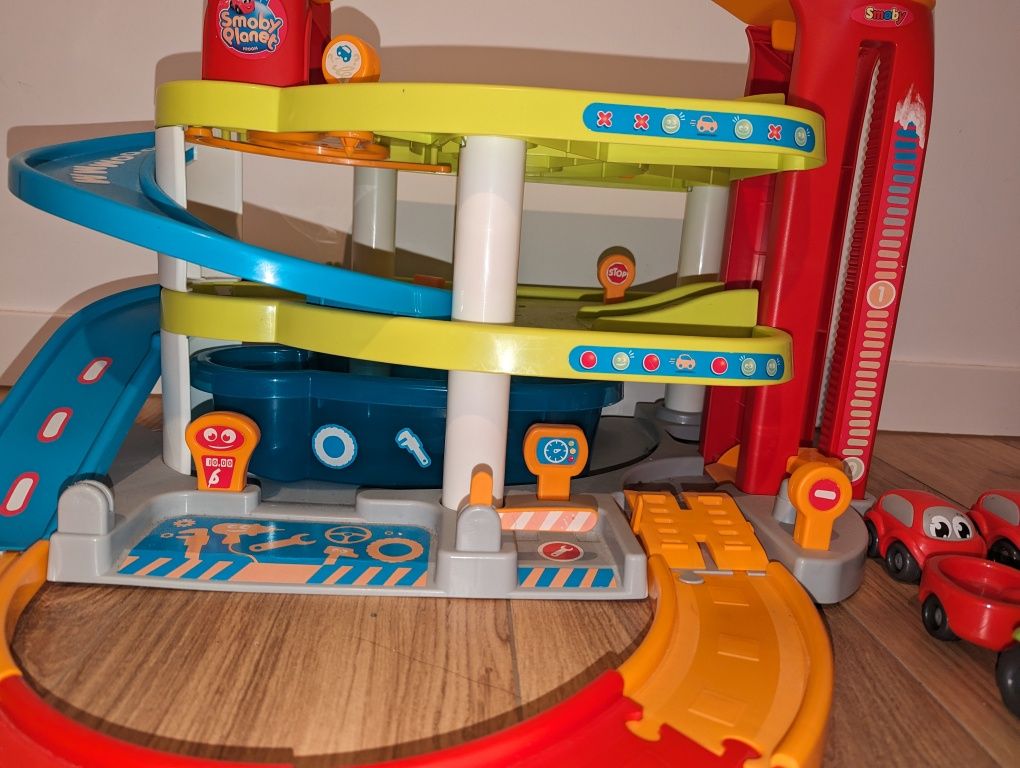 Garaż zabawkowy z autkami