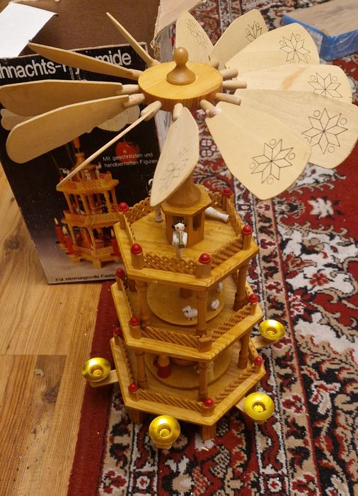 Piramida swiateczna z uchwytami na świeczkę