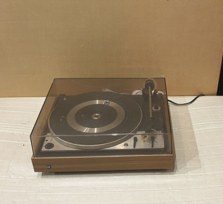 Автоматичний Hi-Fi програвач вінілових платівок Dual CS 1225.