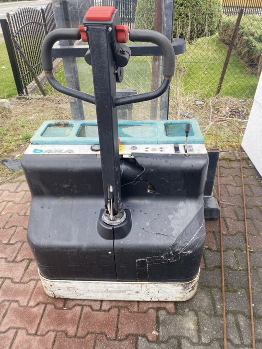 Paleciak elektryczny masztowy