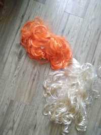 1 perukazi pomarańczowymi włosami