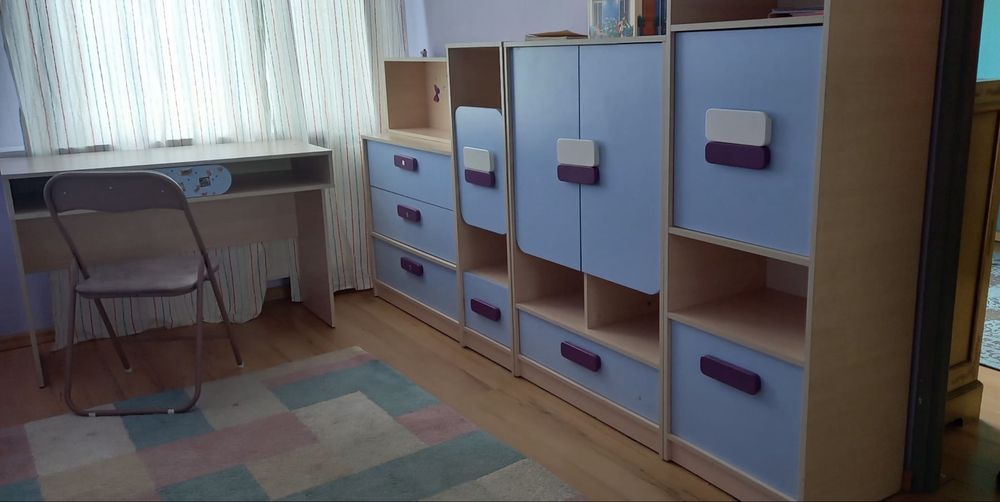 Zestaw mebli dziecięcych plus dywan i krzesła