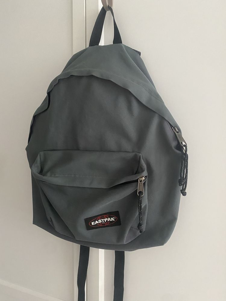 Mochila Eastpak Cinza Escura