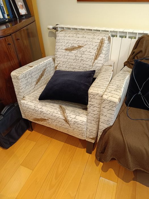 Cadeirões bege e preto