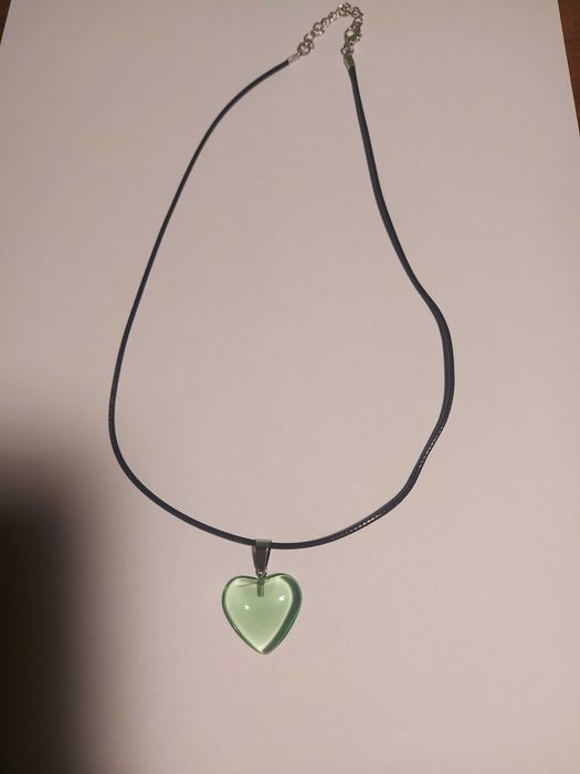 Colar Coração Verde– Pingente Transparente, Fio Preto Leve e Ajustável