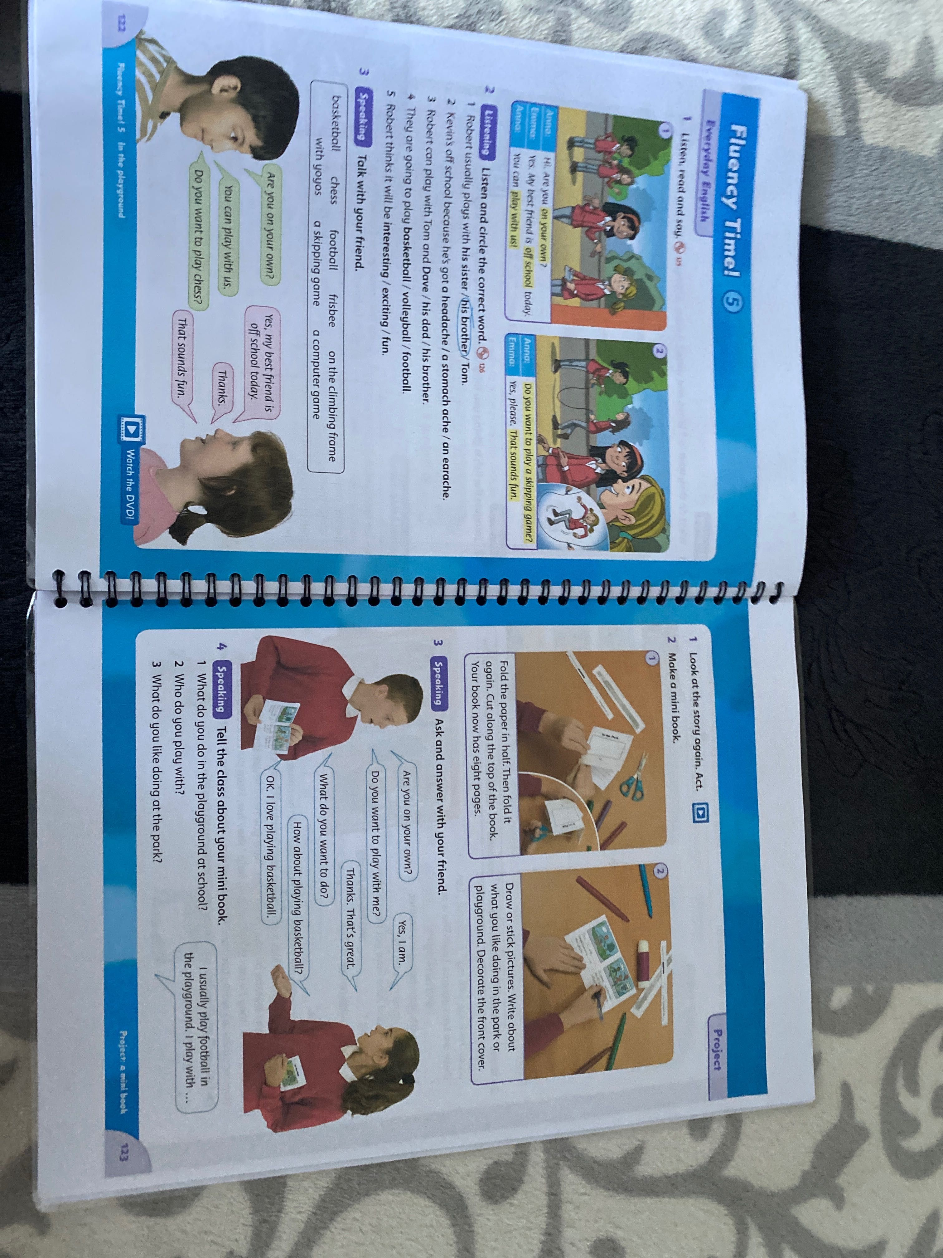 Family and friends 4 Class Book, Workbook