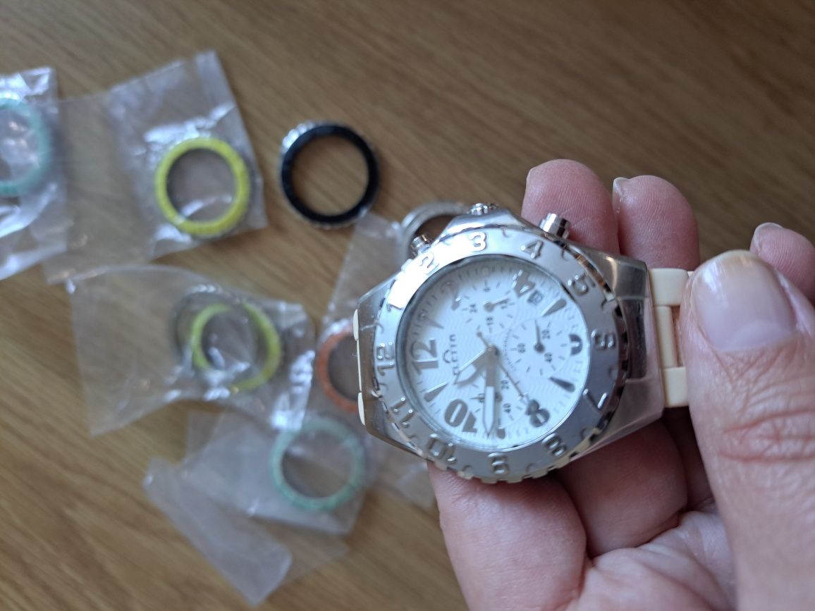 Relógio Eletta com vários aros e braceletes