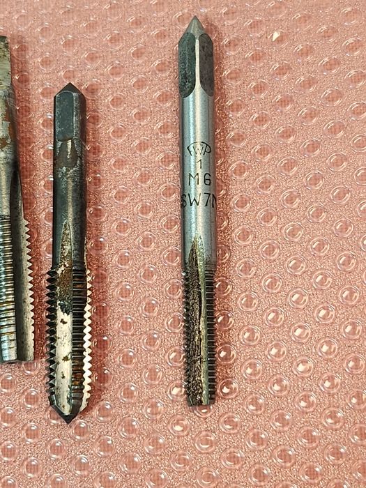 Stare narzędzia warsztatowe gwintowniki długie