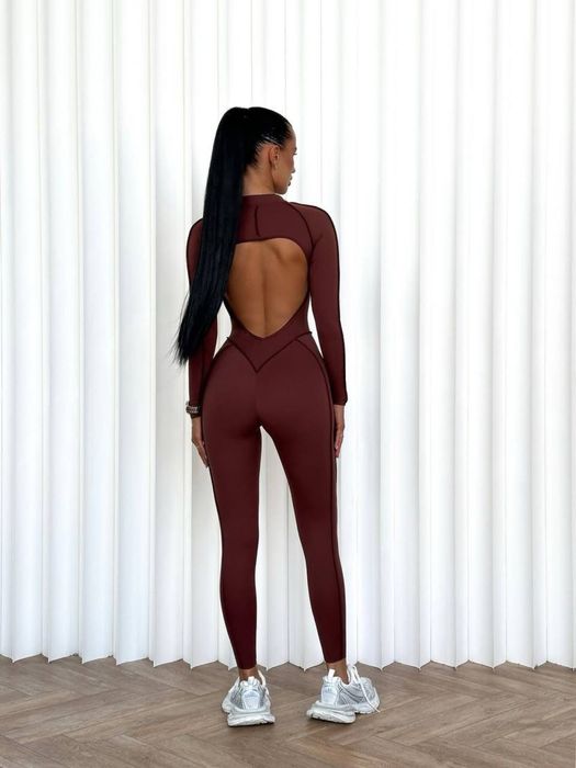 Комбінезон з відкритою спиною