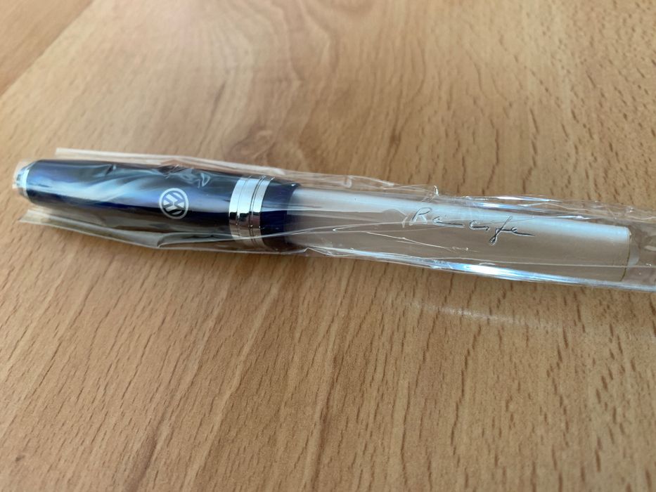 Caneta tinta permanente Recife Amber Crystal azul com inscrição VW