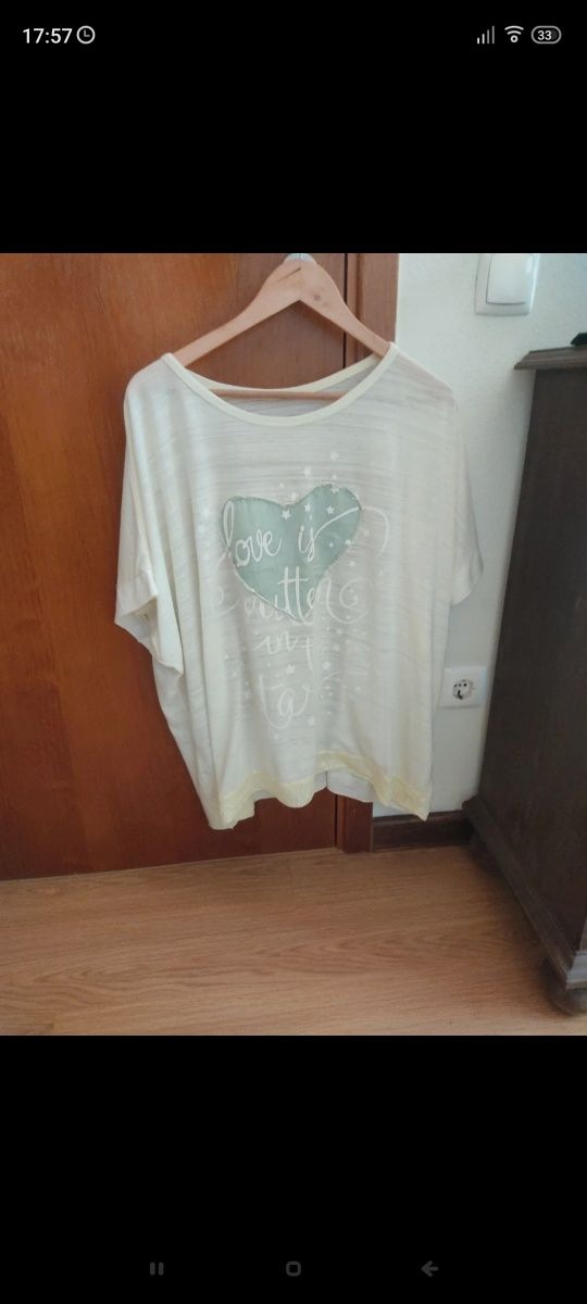 Várias peças de roupa