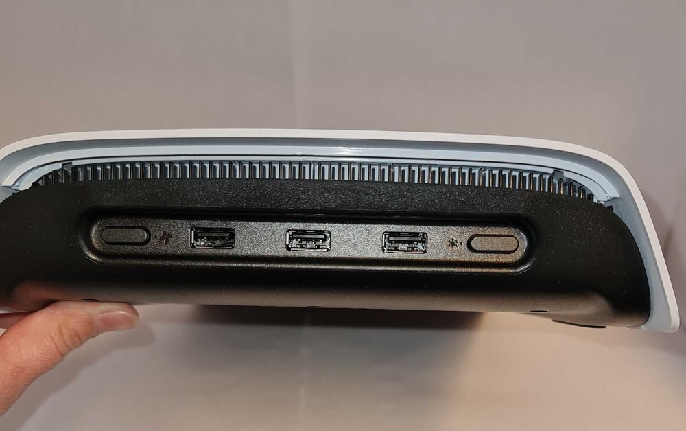 Stojak z wentylatorem chłodzącym i stacją ładującą pady konsoli PS5