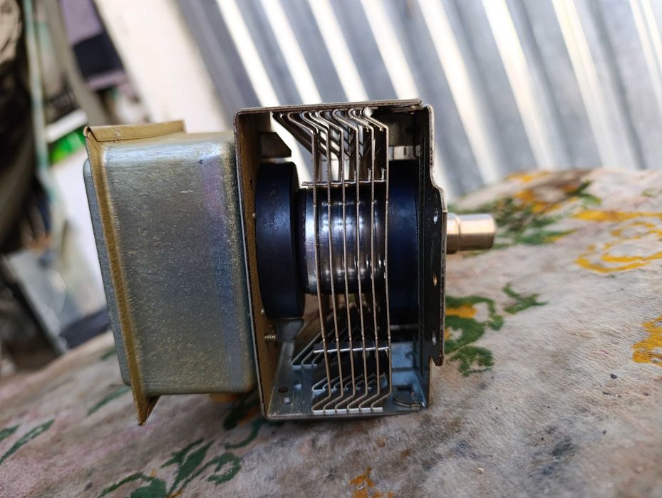 Магнетрон мікрохвильовки Toshiba 2M240J (IF) . Магнетрон микроволновки